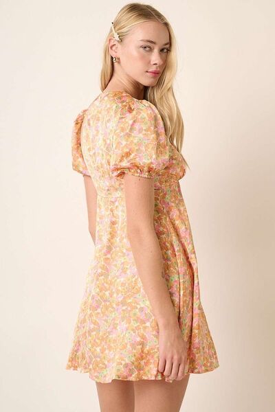 Robe courte à imprimé et col en V avec manches bouffantes Mittoshop